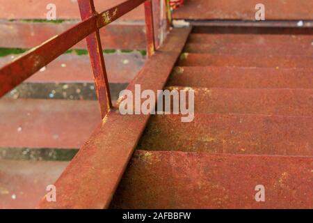 Metall Treppe. im städtischen Hintergrund voller rostige Textur aufgegeben. Ansicht unten Stockfoto