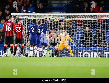 Stamford Bridge, London, UK. 14 Dez, 2019. Fußball der englischen Premier League Chelsea vs. AFC Bournemouth; Dan Gosling von Bournemouth mit einem Overhead shot zu zählen seine Seiten 1 Tor in der 84. Minute es 0-1 nach einem VAR Entscheidung nur nach Bournemouth - streng Redaktionelle Verwendung ging. Keine Verwendung mit nicht autorisierten Audio-, Video-, Daten-, Spielpläne, Verein/liga Logos oder "live" Dienstleistungen. On-line-in-Match mit 120 Bildern beschränkt, kein Video-Emulation. Keine Verwendung in Wetten, Spiele oder einzelne Verein/Liga/player Publikationen Quelle: Aktion plus Sport/Alamy leben Nachrichten Stockfoto