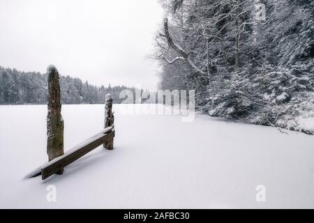 Weiß verschneite Landschaft mit hölzernen Zaun an Stimmung winter Tag in Finnland Stockfoto