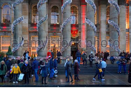 Edinburgh, Schottland, Großbritannien. 14 Dez, 2019. Weihnachten und Weihnachtsbeleuchtung außerhalb der Dome Bar und Restaurant auf einer belebten George Street in der Abenddämmerung Ansätze. Quelle: Craig Brown/Alamy leben Nachrichten Stockfoto