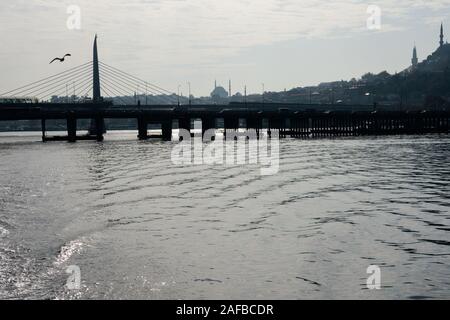 Goldenes Horn (halic Metro Metro Bridge Koprusu), eine Schrägseilbrücke entlang der Linie M2 der U-Bahn von Istanbul. Istanbul, Türkei Stockfoto