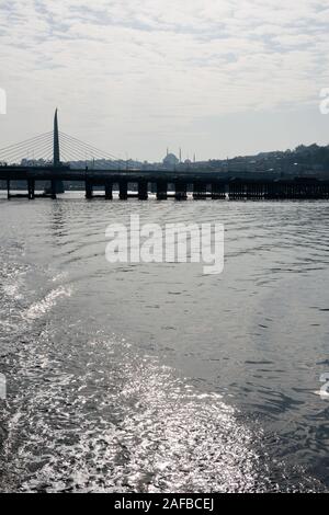 Goldenes Horn (halic Metro Metro Bridge Koprusu), eine Schrägseilbrücke entlang der Linie M2 der U-Bahn von Istanbul. Istanbul, Türkei Stockfoto