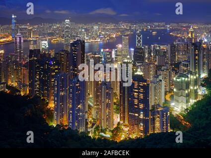 Wohn- und Geschäftshäuser von Central, Hongkong Island im Vordergrund, Hongkong und Kowloon Fluss im Hintergrund, gesehen / Sonneruntergang vom Vi. Stockfoto