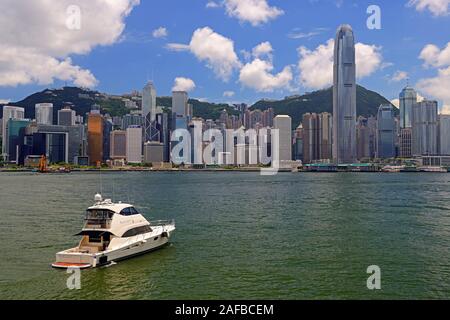 Blick am Morgen von Kowloon auf die Skyline von Hongkong Island und den Hongkong Fluss, mit Bank of China links und dem IFC2 Tower rechts, Hongkong, Stockfoto