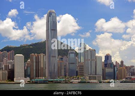 Blick am Morgen von Kowloon auf die Skyline von Hongkong Island und den Hongkong Fluss, mit Bank of China links und dem IFC2 Tower rechts, Hongkong, Stockfoto