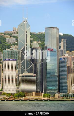 Blick am Morgen von Kowloon auf die Skyline von Hongkong Island und den Hongkong Fluss, mit Bank of China, Hongkong, China Stockfoto