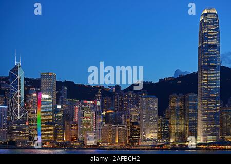 Blick zur blauen Stunde von Kowloon auf die Skyline von Hongkong in Hongkong Island bin River, Central, mit Bank von China ganz links und dem IFC-Tower Rec Stockfoto