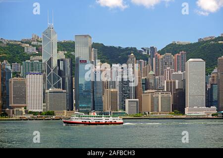 Blick am Morgen von Kowloon auf die Skyline von Hongkong Island und den Hongkong Fluss, mit Bank of China, Hongkong, China Stockfoto