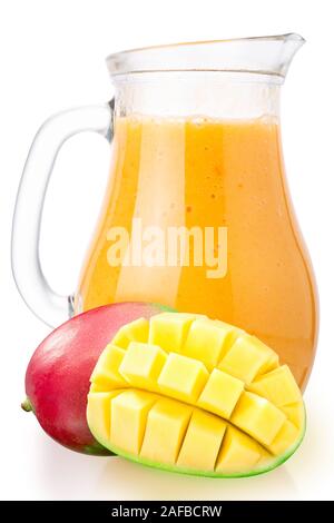Mango Smoothie in einem Glas Krug isoliert Stockfoto