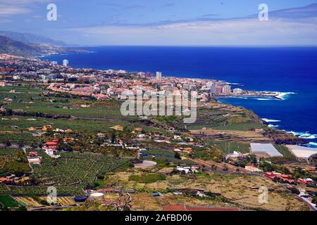 Blick über das Orotava-Tal auf den Teide und Puerto de la Cruz, Teneriffa, Kanarische Inseln, Spanien Stockfoto