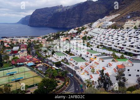 Touristenburgen in Puerto de Santiago, Los Gigantes, Teneriffa, Spanien Stockfoto