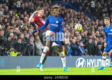 London, Großbritannien. 14 Dez, 2019. Bournemouth Chris Mepham Herausforderungen Chelseas Tammy Abraham in der zweiten Hälfte der Premier League Spiel zwischen Chelsea und Bournemouth an der Stamford Bridge, London am Samstag, den 14. Dezember 2019. (Credit: John cripps | MI Nachrichten) das Fotografieren dürfen nur für Zeitung und/oder Zeitschrift redaktionelle Zwecke verwendet werden, eine Lizenz für die gewerbliche Nutzung Kreditkarte erforderlich: MI Nachrichten & Sport/Alamy leben Nachrichten Stockfoto