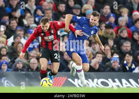 London, Großbritannien. 14 Dez, 2019. Bournemouth Ryan Fraser wird von Chelseas Kapitän Cesar Azpilicueta während der zweiten Hälfte der Premier League Spiel zwischen Chelsea und Bournemouth an der Stamford Bridge, London am Samstag, den 14. Dezember 2019 angefochten. (Credit: John cripps | MI Nachrichten) das Fotografieren dürfen nur für Zeitung und/oder Zeitschrift redaktionelle Zwecke verwendet werden, eine Lizenz für die gewerbliche Nutzung Kreditkarte erforderlich: MI Nachrichten & Sport/Alamy leben Nachrichten Stockfoto