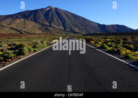 Straße und Vulkan Pico del Teide, Teide Nationalpark, Kanarische Inseln, Teneriffa, Spanien Stockfoto