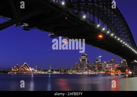 Skyline von Sydney mit der Harbour Bridge, Oper und Finanzzentrum bei Sonnenaufgang Stockfoto