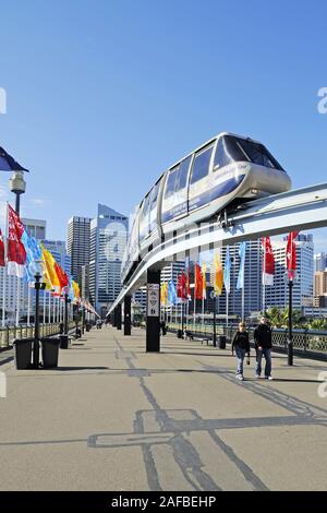 Die Monorail Bahn auf der Pyrmont Bridge in Darling Harbour, Sydney Stockfoto