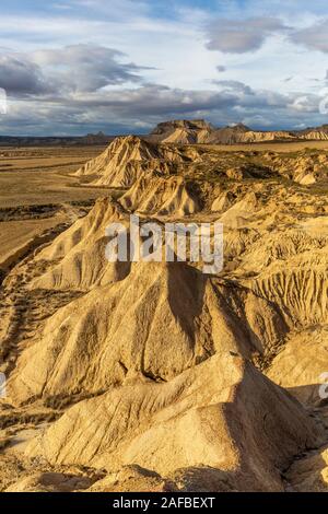 Luftaufnahme der Bardenas Reales natürlichen Region bei Sonnenuntergang in Spanien Stockfoto