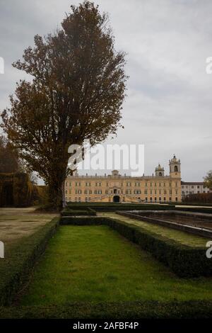 Palazzo Ducale in Colorno, Ansicht vom Park, mit Labyrinth Hecken im Vordergrund. Emilia Romagna, Italien. Vertikale erschossen. Stockfoto