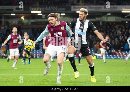 Burnley, Großbritannien. 14 Dez, 2019. Joelinton des Newcastle United und Jeff Hendrick von Burnley Schlacht während der Premier League Match zwischen Burnley und Newcastle United im Turf Moor, Burnley am Samstag, den 14. Dezember 2019. (Quelle: Pat Scaasi | MI Nachrichten) das Fotografieren dürfen nur für Zeitung und/oder Zeitschrift redaktionelle Zwecke verwendet werden, eine Lizenz für die gewerbliche Nutzung Kreditkarte erforderlich: MI Nachrichten & Sport/Alamy leben Nachrichten Stockfoto