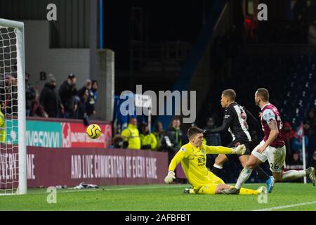 Burnley, Großbritannien. 14 Dez, 2019. Dwight Gayle von Newcastle United fast Kerben während der Premier League Match zwischen Burnley und Newcastle United im Turf Moor, Burnley am Samstag, den 14. Dezember 2019. (Quelle: Pat Scaasi | MI Nachrichten) das Fotografieren dürfen nur für Zeitung und/oder Zeitschrift redaktionelle Zwecke verwendet werden, eine Lizenz für die gewerbliche Nutzung Kreditkarte erforderlich: MI Nachrichten & Sport/Alamy leben Nachrichten Stockfoto