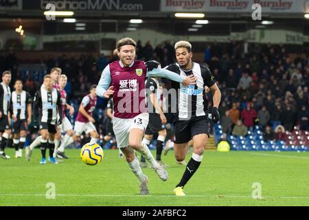 Burnley, Großbritannien. 14 Dez, 2019. Joelinton des Newcastle United und Jeff Hendrick von Burnley Schlacht während der Premier League Match zwischen Burnley und Newcastle United im Turf Moor, Burnley am Samstag, den 14. Dezember 2019. (Quelle: Pat Scaasi | MI Nachrichten) das Fotografieren dürfen nur für Zeitung und/oder Zeitschrift redaktionelle Zwecke verwendet werden, eine Lizenz für die gewerbliche Nutzung Kreditkarte erforderlich: MI Nachrichten & Sport/Alamy leben Nachrichten Stockfoto