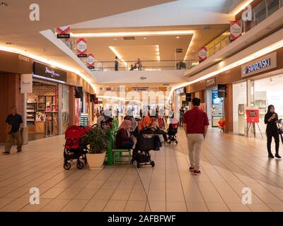 Mitsui center, Kuala Lumpur, Malaysia - November 2019: Moderne mall Flur Leute um ausgefallenes Design Stockfoto