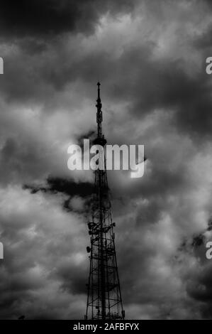 Telekommunikation Türme gehören von Radio Mikrowelle und Fernsehen Antennensystem Stockfoto