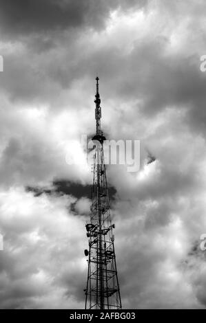 Telekommunikation Türme gehören von Radio Mikrowelle und Fernsehen Antennensystem Stockfoto