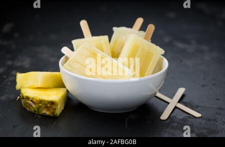 Hausgemachte Ananas Eis am Stiel auf einem Schiefer Tafel (selektive Fokus, Nahaufnahme) Stockfoto