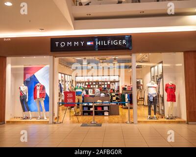 Mitsui center, Kuala Lumpur, Malaysia - November 2019: Tommy Hilfiger Tuch Zweig Eingang in moderne Shopping Mall Stockfoto