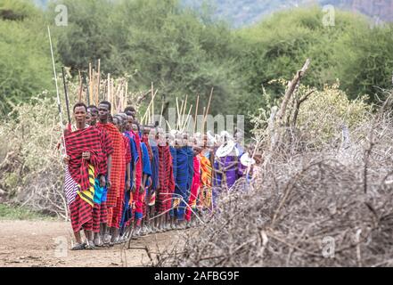 Gleichen, Tansania, 5. Juni, 2019: Masai Krieger aus einem benachbarten Dorf in einem zeremoniellen langsamen Spaziergang Stockfoto