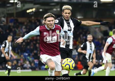 Burnley, Großbritannien. 14 Dez, 2019. Jeff Hendrick von Burnley (l) und Joelinton des Newcastle United konkurrieren für den Ball. Premier League match, Burnley v Newcastle Utd im Turf Moor in Burnley, Lancashire am Samstag, den 14. Dezember 2019. Dieses Bild dürfen nur für redaktionelle Zwecke verwendet werden. Nur die redaktionelle Nutzung, eine Lizenz für die gewerbliche Nutzung erforderlich. Keine Verwendung in Wetten, Spiele oder einer einzelnen Verein/Liga/player Publikationen. pic von Chris Stading/Andrew Orchard sport Fotografie/Alamy Live news Credit: Andrew Orchard sport Fotografie/Alamy leben Nachrichten Stockfoto