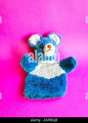 1960 blauen, flauschigen Teddybär glove Puppet Stockfoto