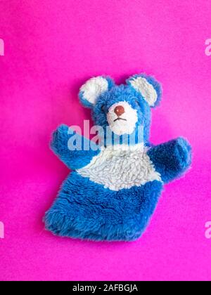 1960 blauen, flauschigen Teddybär glove Puppet Stockfoto