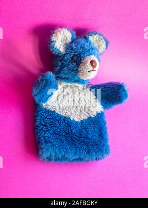 1960 blauen, flauschigen Teddybär glove Puppet Stockfoto