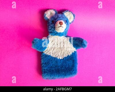 1960 blauen, flauschigen Teddybär glove Puppet Stockfoto