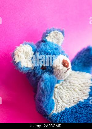 1960 blauen, flauschigen Teddybär glove Puppet Stockfoto