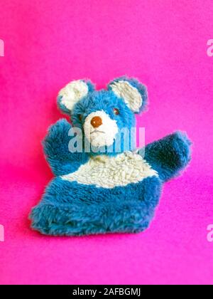 1960 blauen, flauschigen Teddybär glove Puppet Stockfoto