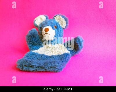 1960 blauen, flauschigen Teddybär glove Puppet Stockfoto