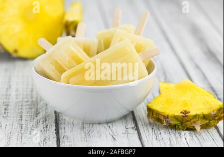 Alte und rustikalen Holztisch mit hausgemachten Ananas Pipsicles (selektive Fokus, Nahaufnahme) Stockfoto