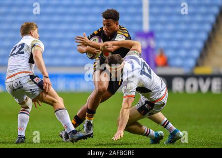 COVENTRY, Vereinigtes Königreich. 14 Dez, 2019. Josh Basset von Wespen in Angriff genommen wird von George Taylor von Edinburgh Rugby während der Runde 4 der Europäischen Rugby Challenge Cup - Wespen vs Edinburgh Rugby bei Ricoh Arena am Samstag, den 14. Dezember 2019. COVENTRY, England. Credit: Taka Wu/Alamy leben Nachrichten Stockfoto