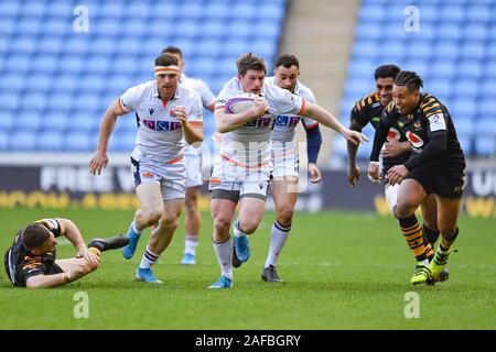 COVENTRY, Vereinigtes Königreich. 14 Dez, 2019. James Johnstone von Edinburgh Rugby (c) in Angriff genommen wird während der Runde 4 der Europäischen Rugby Challenge Cup - Wespen vs Edinburgh Rugby bei Ricoh Arena am Samstag, den 14. Dezember 2019. COVENTRY, England. Credit: Taka Wu/Alamy leben Nachrichten Stockfoto