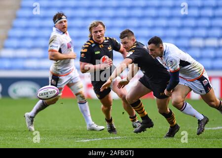 COVENTRY, Vereinigtes Königreich. 14 Dez, 2019. Jimmy Gopperth von Wespen in Angriff genommen wird während der Runde 4 der Europäischen Rugby Challenge Cup - Wespen vs Edinburgh Rugby bei Ricoh Arena am Samstag, den 14. Dezember 2019. COVENTRY, England. Credit: Taka Wu/Alamy leben Nachrichten Stockfoto