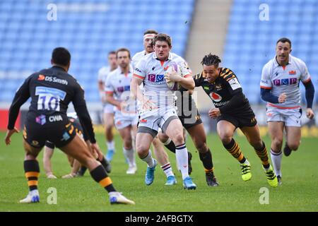 COVENTRY, Vereinigtes Königreich. 14 Dez, 2019. James Johnstone von Edinburgh Rugby (c) in Angriff genommen wird während der Runde 4 der Europäischen Rugby Challenge Cup - Wespen vs Edinburgh Rugby bei Ricoh Arena am Samstag, den 14. Dezember 2019. COVENTRY, England. Credit: Taka Wu/Alamy leben Nachrichten Stockfoto