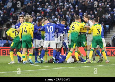 Leicester, Großbritannien. 14 Dez, 2019. Tempers flare während der Premier League Match zwischen Leicester City und Norwich City am King Power Stadium am 14. Dezember 2019 in Leicester, England. (Foto von Mick Kearns/phcimages.com) Credit: PHC Images/Alamy leben Nachrichten Stockfoto