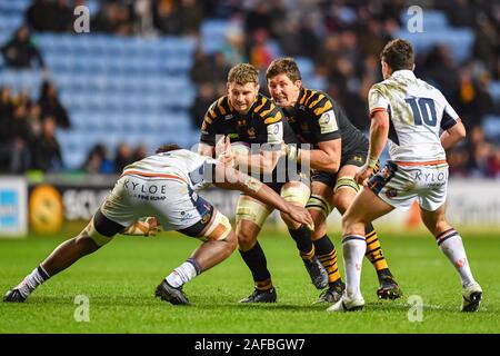 COVENTRY, Vereinigtes Königreich. 14 Dez, 2019. Ben Harris von Wespen (Mitte) in Angriff genommen wird während der Runde 4 der Europäischen Rugby Challenge Cup - Wespen vs Edinburgh Rugby bei Ricoh Arena am Samstag, den 14. Dezember 2019. COVENTRY, England. Credit: Taka Wu/Alamy leben Nachrichten Stockfoto