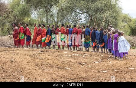 Gleichen, Tansania, 5. Juni, 2019: Masai Krieger aus einem benachbarten Dorf in einem zeremoniellen langsamen Spaziergang Stockfoto