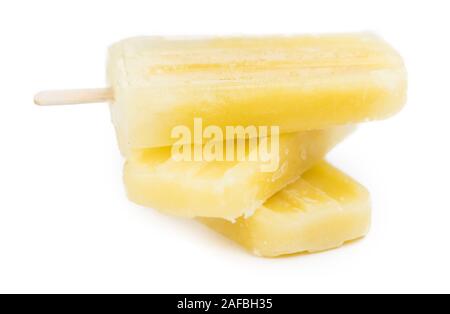 Hausgemachte Ananas Eis am Stiel isoliert auf weißem Hintergrund (Nahaufnahme) Stockfoto