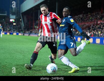 London, Großbritannien. 14 Dez, 2019. Die fulham Neeskens Kebano und Brentford Henrik Dalsgaard während der Sky Bet Championship Match zwischen Brentford und Fulham bei Griffin Park, London, England am 14. Dezember 2019. Foto von Andrew Aleksiejczuk/PRiME Media Bilder. Credit: PRiME Media Images/Alamy leben Nachrichten Stockfoto