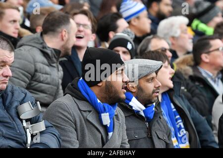 London, Großbritannien. 14 Dez, 2019. Chelsea Fans beim Premier League Spiel zwischen Chelsea und Bournemouth an der Stamford Bridge, London am Samstag, den 14. Dezember 2019. (Credit: Ivan Jordanov | MI Nachrichten) das Fotografieren dürfen nur für Zeitung und/oder Zeitschrift redaktionelle Zwecke verwendet werden, eine Lizenz für die gewerbliche Nutzung Kreditkarte erforderlich: MI Nachrichten & Sport/Alamy leben Nachrichten Stockfoto